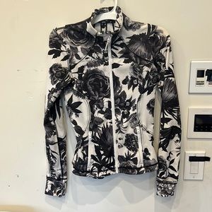 lulu lemon size 4 zip up jacket